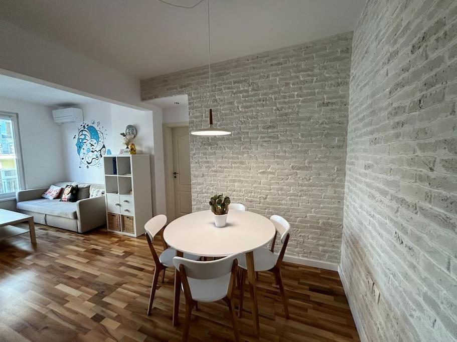 Family Friendly Downtown Apartment *